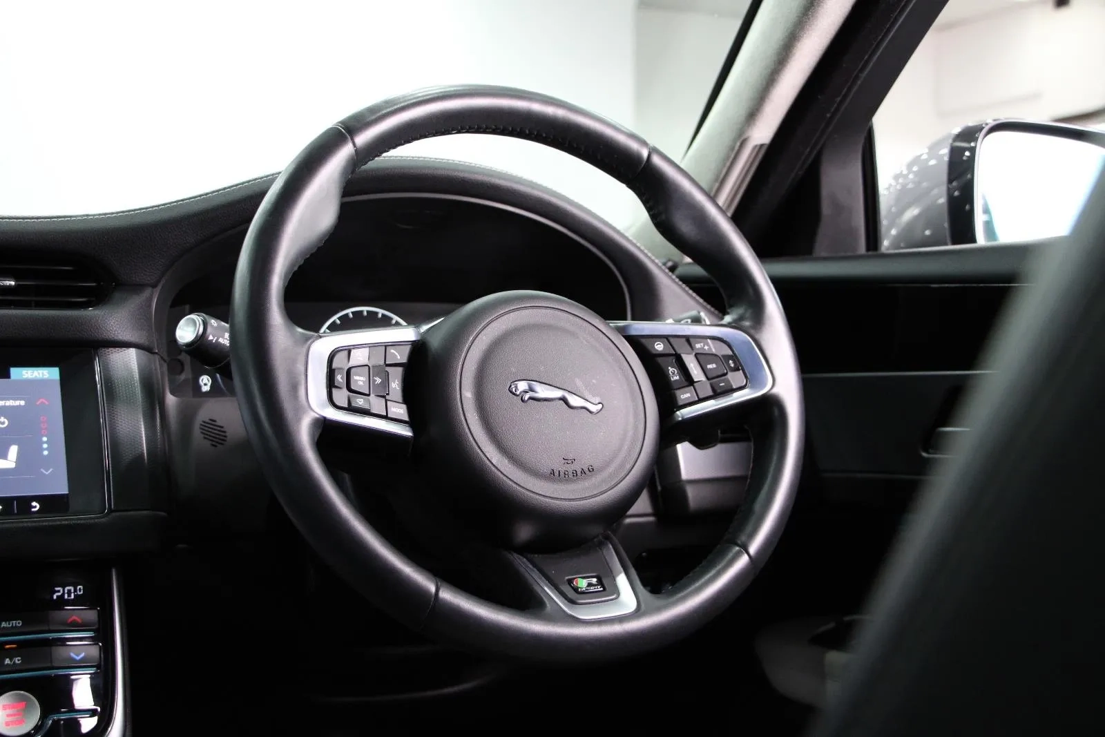 Jaguar-XF-30t R-Sport
