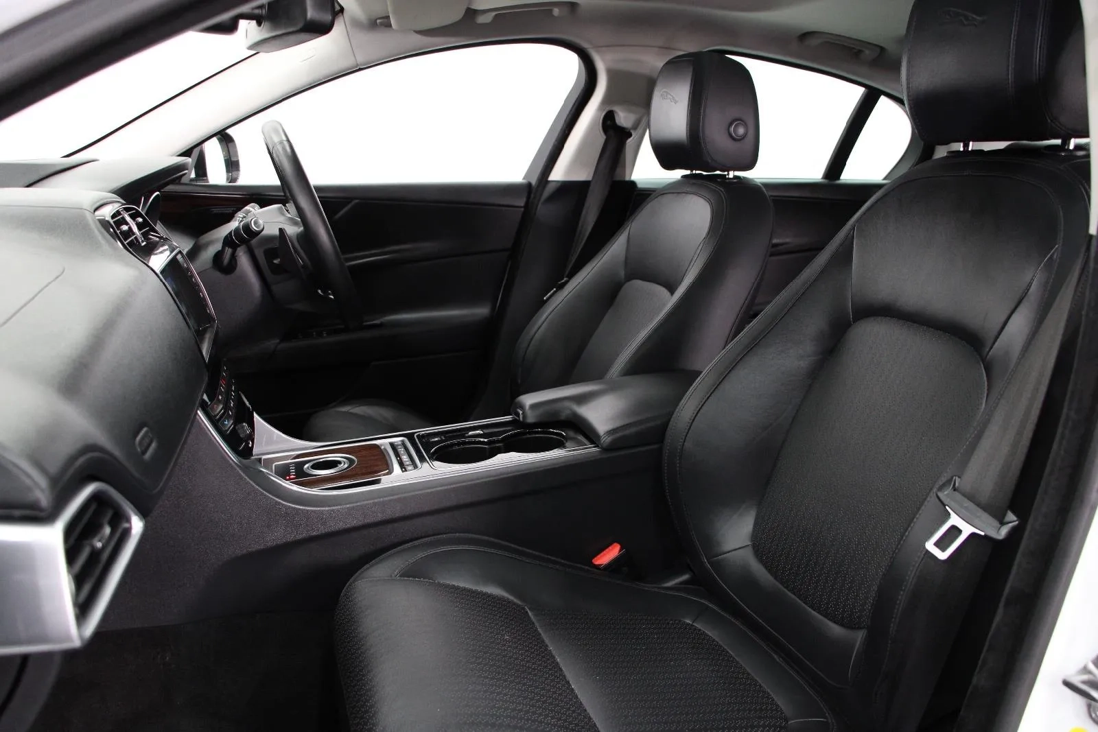 Jaguar-XE-25t Prestige