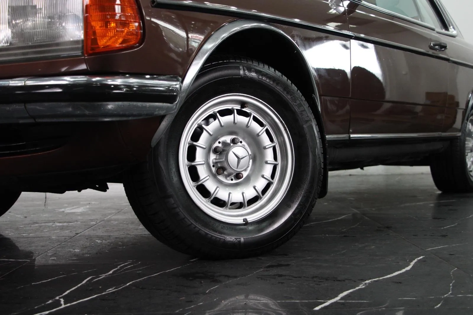 Mercedes-Benz-280CE-
