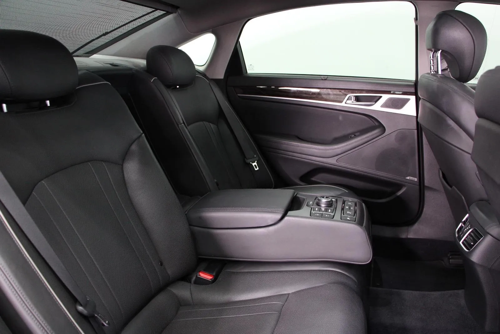Hyundai-Genesis-Ultimate Pack